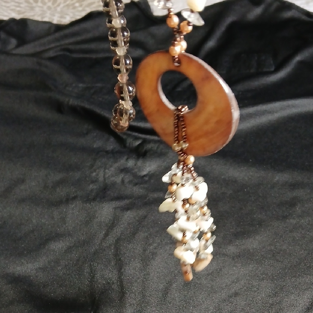 Elegant Beaded Necklace with Circular Pendant - Picture 6 of 7
